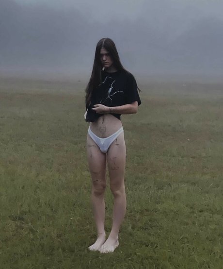 Ethel Cain naked model picture