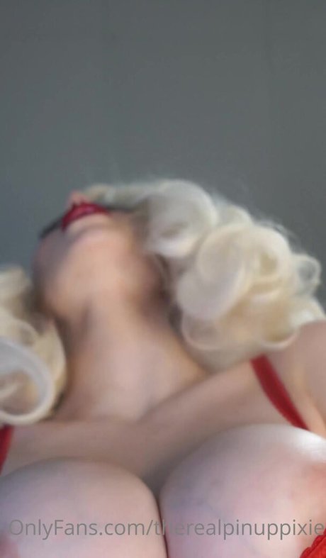 Pineup Pixie star exclusive photo