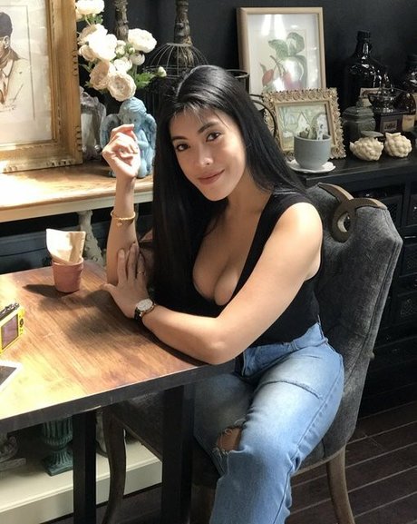 Aungsumalyn xxx model image