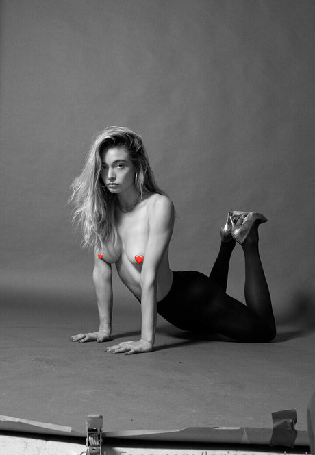 Larissa Schot hot star pic