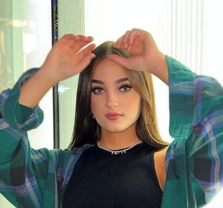 Savanah Moss hd actress images