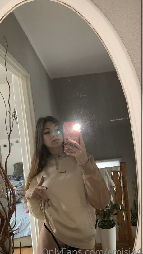 Emisia4 nudes actress images