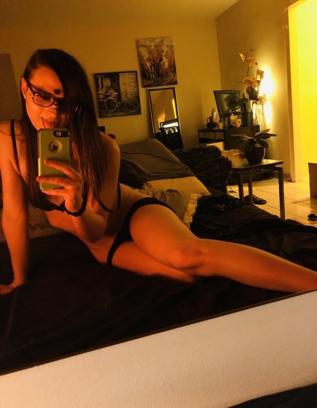 Ava Shade hot model pics