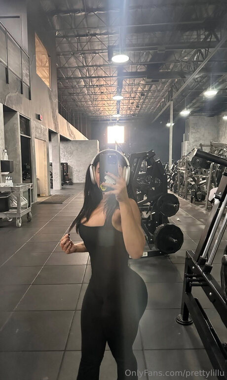 Prettylillu model porn photos