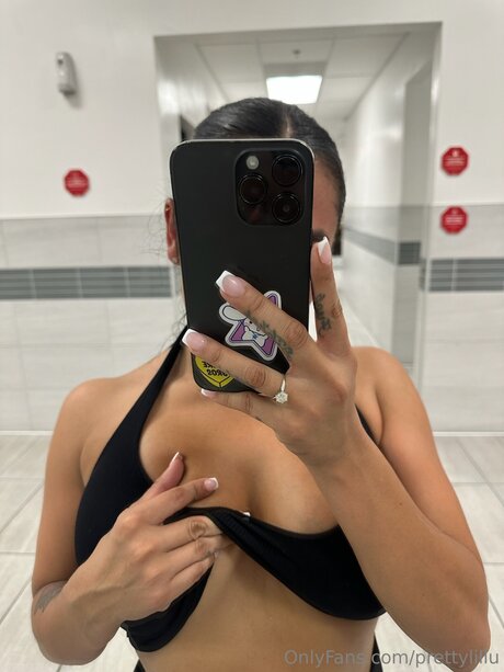 Prettylillu sex model pic