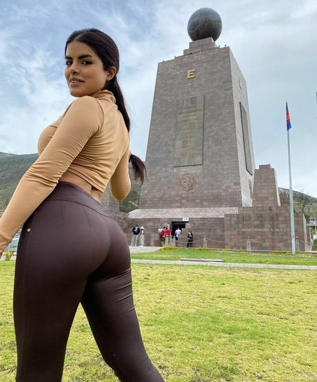 Jesi Quirola model naked photos