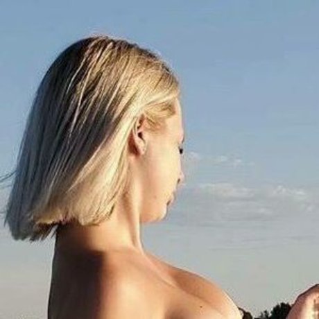 Vaaloux naked star pic