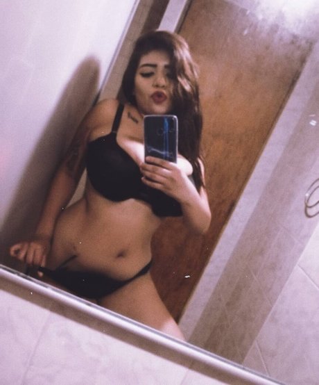 Kimberly Hdeez top model pics