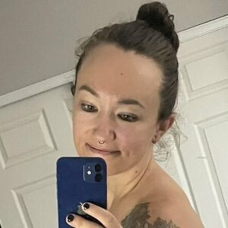 Xxxkhloekarter nudes model picture