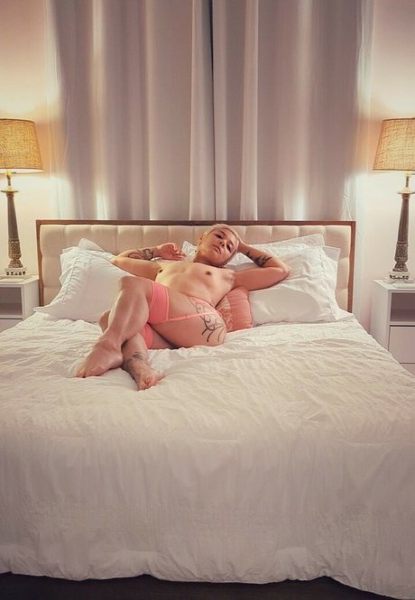 Evelyn Vinyl star nudes galleries