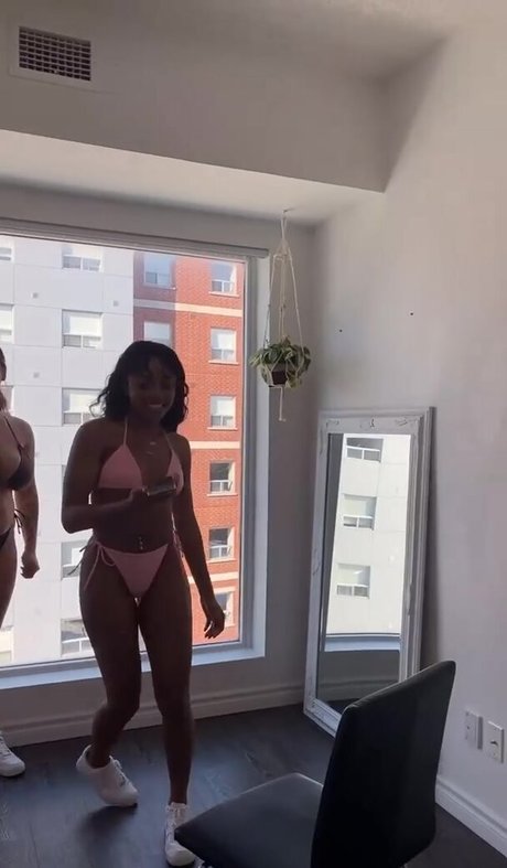 Kylie Manue star sexy galleries