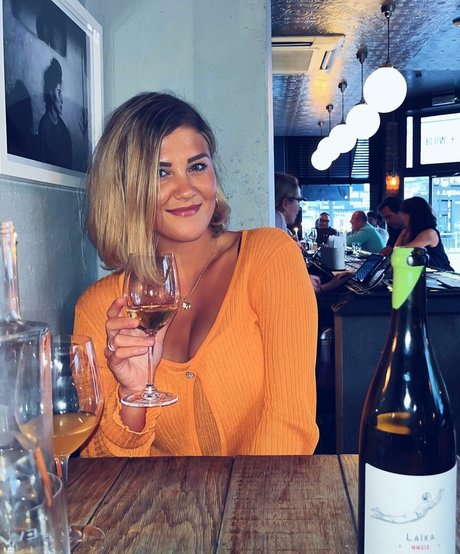 Claudia Valler pretty actress gallery