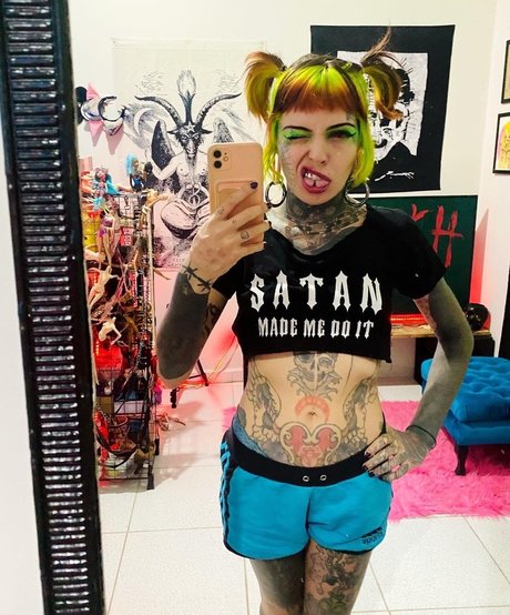 Mari Zombie beautiful model image