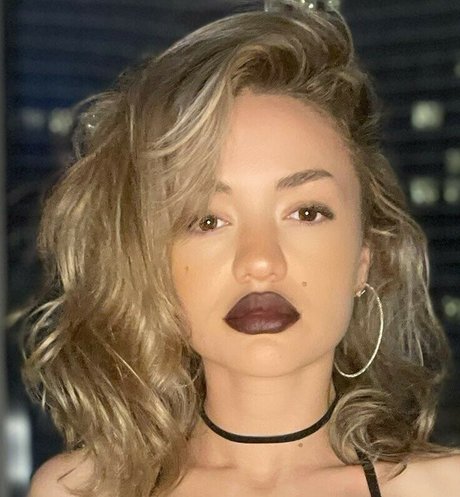 cobracummander sexy model photo