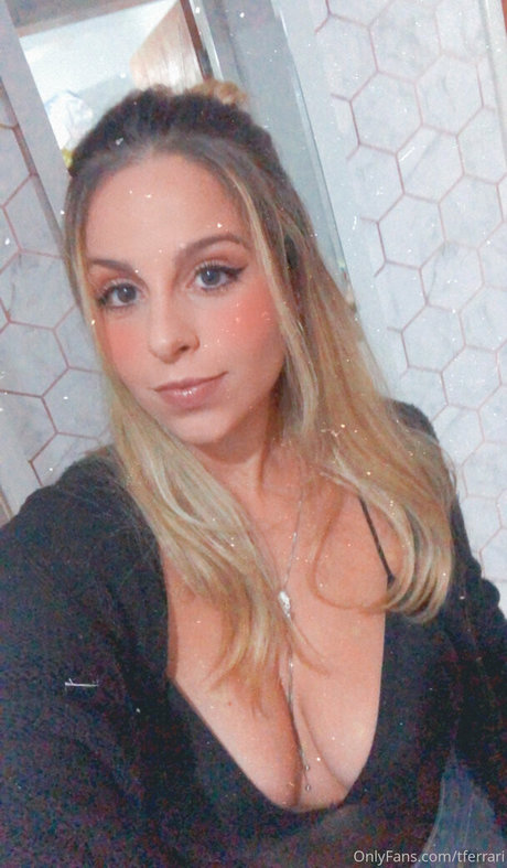 Thais Ferrari hot actress photo