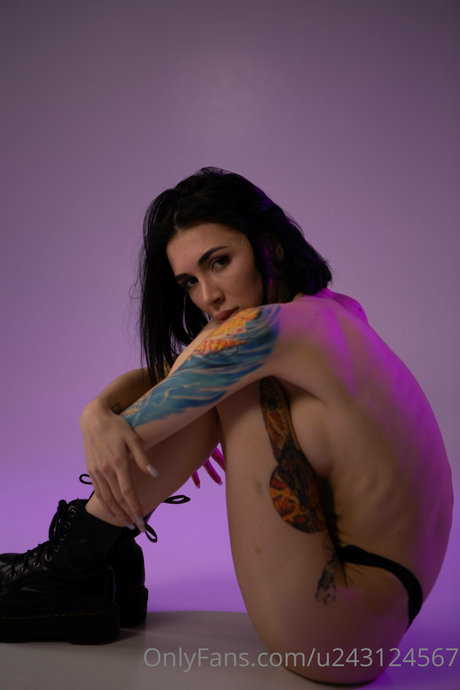 Mika Davis art actress picture