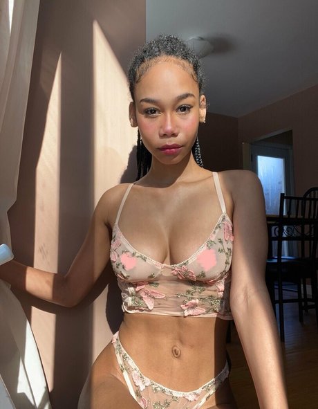 Crackn Freckles model pretty pictures