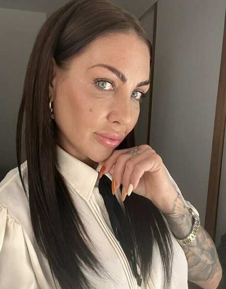 Tina2212 model adult image