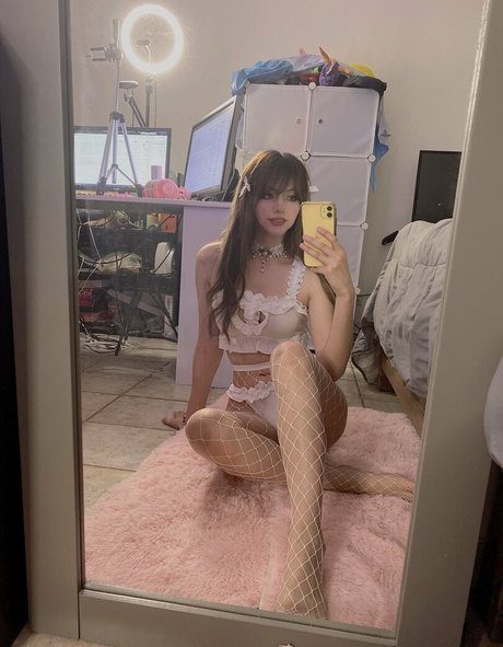 Amate Saurius star erotic photo