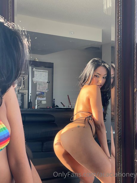 Acacia Henley model naked photos