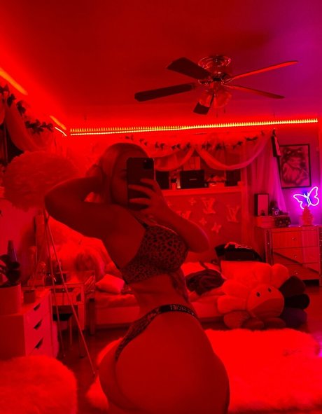 Goyard Wallet erotic actress pic