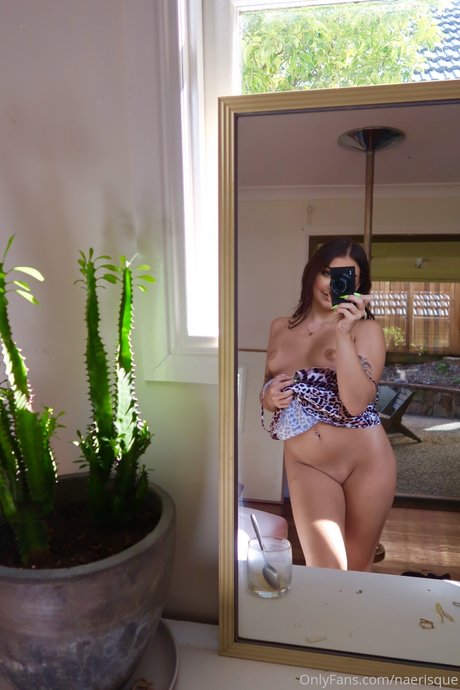 NaeRisque adult model image