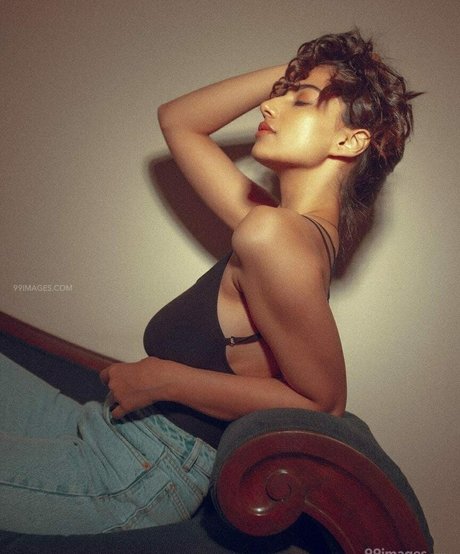 Meenakshi Chaudhary star naked photo