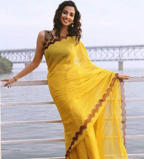 Meenakshi Chaudhary high quality model images