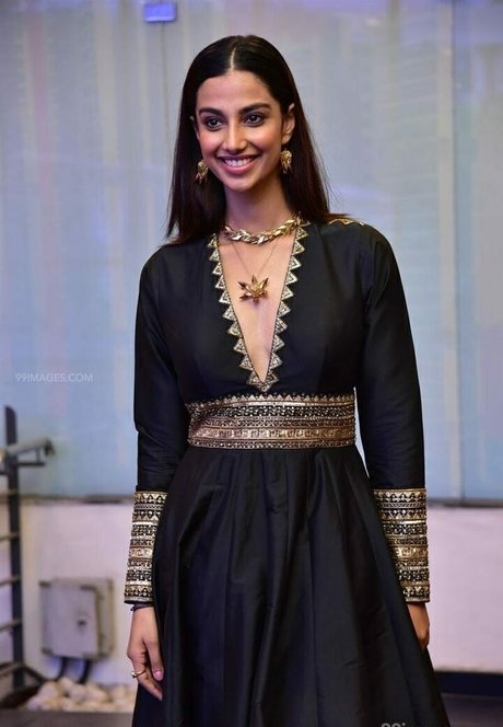 Meenakshi Chaudhary beautiful model image