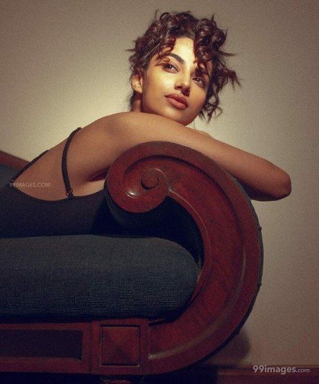 Meenakshi Chaudhary star erotic image