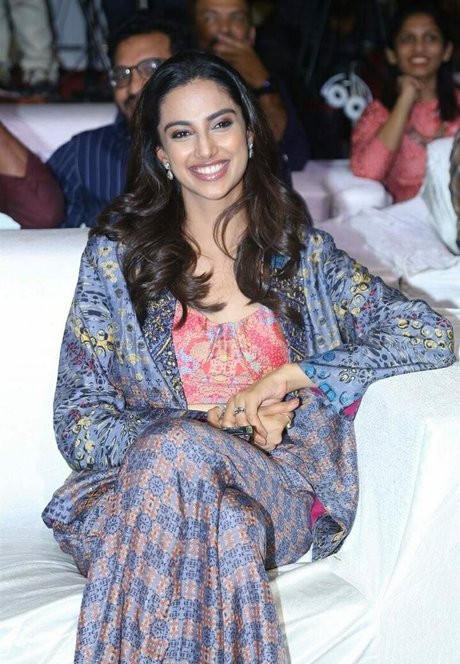 Meenakshi Chaudhary pretty model photo