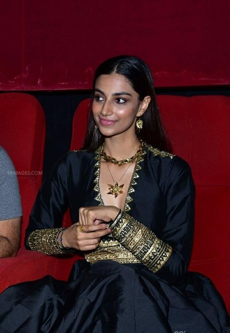 Meenakshi Chaudhary model pretty pictures