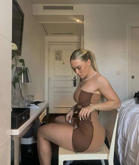 Hannabaumnn model nice photos