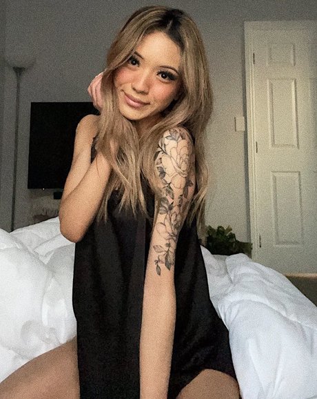 Iris Haw naked actress img