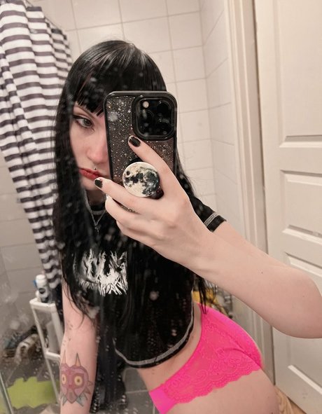 Messy model exclusive images