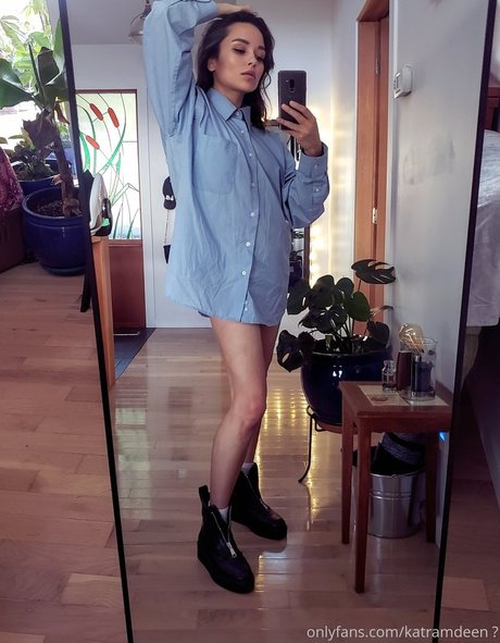 Kat Ramdeen pretty model pic