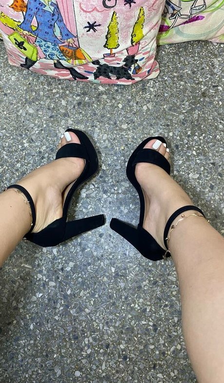 Adri Feet model nudes archive