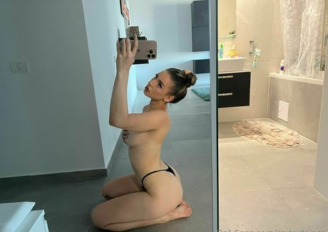 Carla Daiana perfect model image