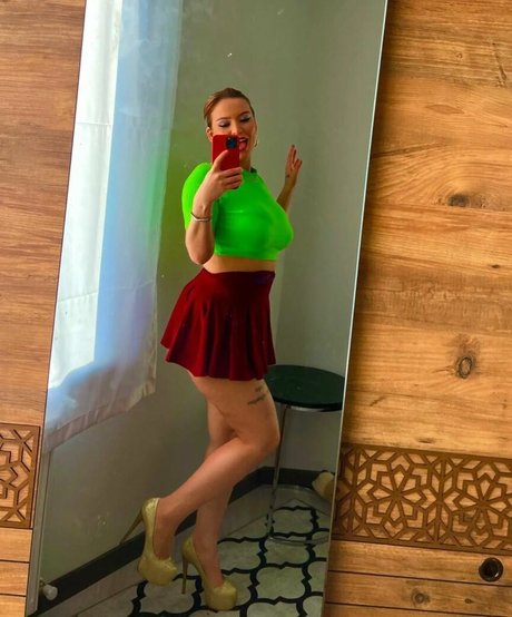 Arzu Ylmaz star nude photos