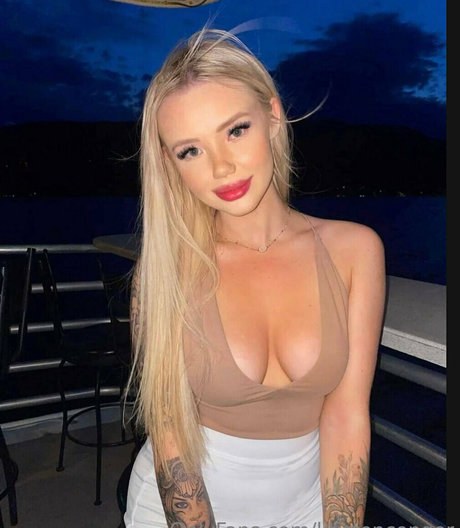 BlondBunni beautiful model gallery