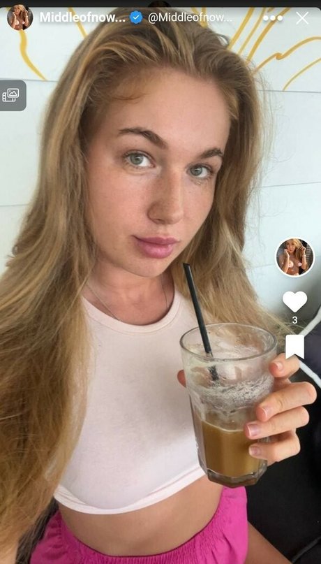 FromTheMiddleOfNowhere nude star pics