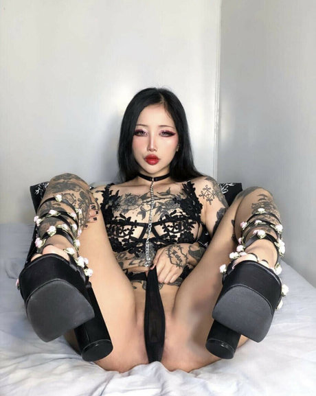 Yenny Zhao pornstar adult pics