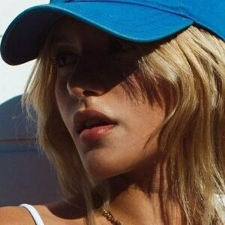 Sandri Oliveira star erotic pic