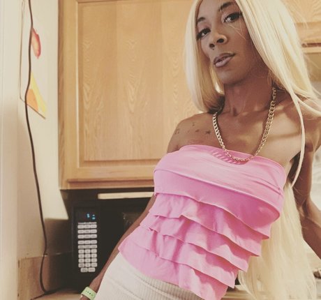 Capri Starr perfect model image