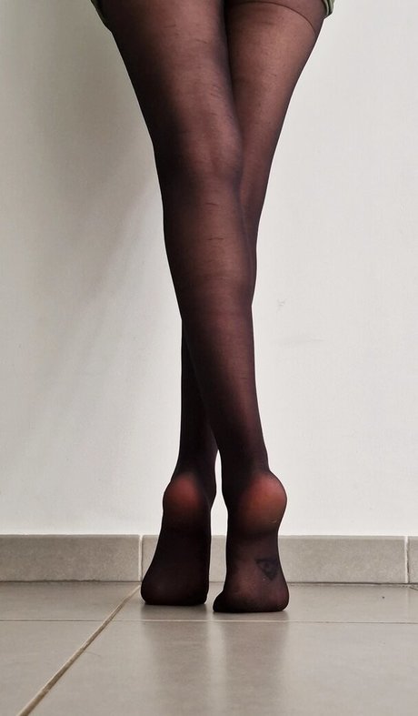 Livie Feet best model pic