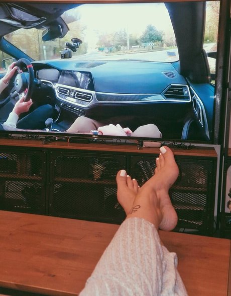 Livie Feet star high quality pic