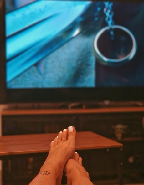 Livie Feet naked star photos