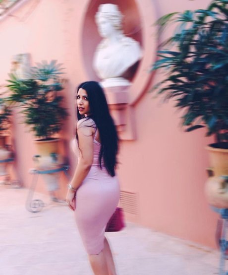 Mizz Ellaa ASMR pornstar nude image