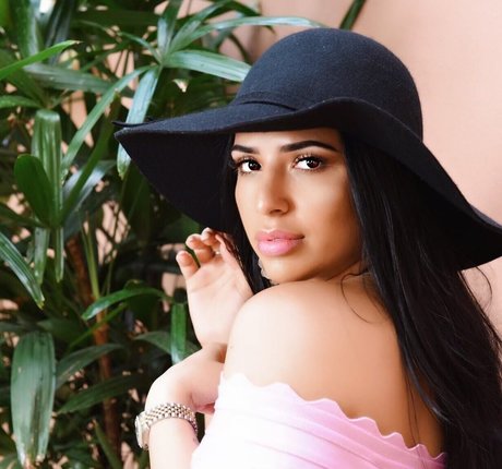 Mizz Ellaa ASMR pornstar hd pics