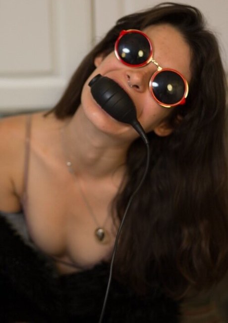 Carly Foulkes adult model photo